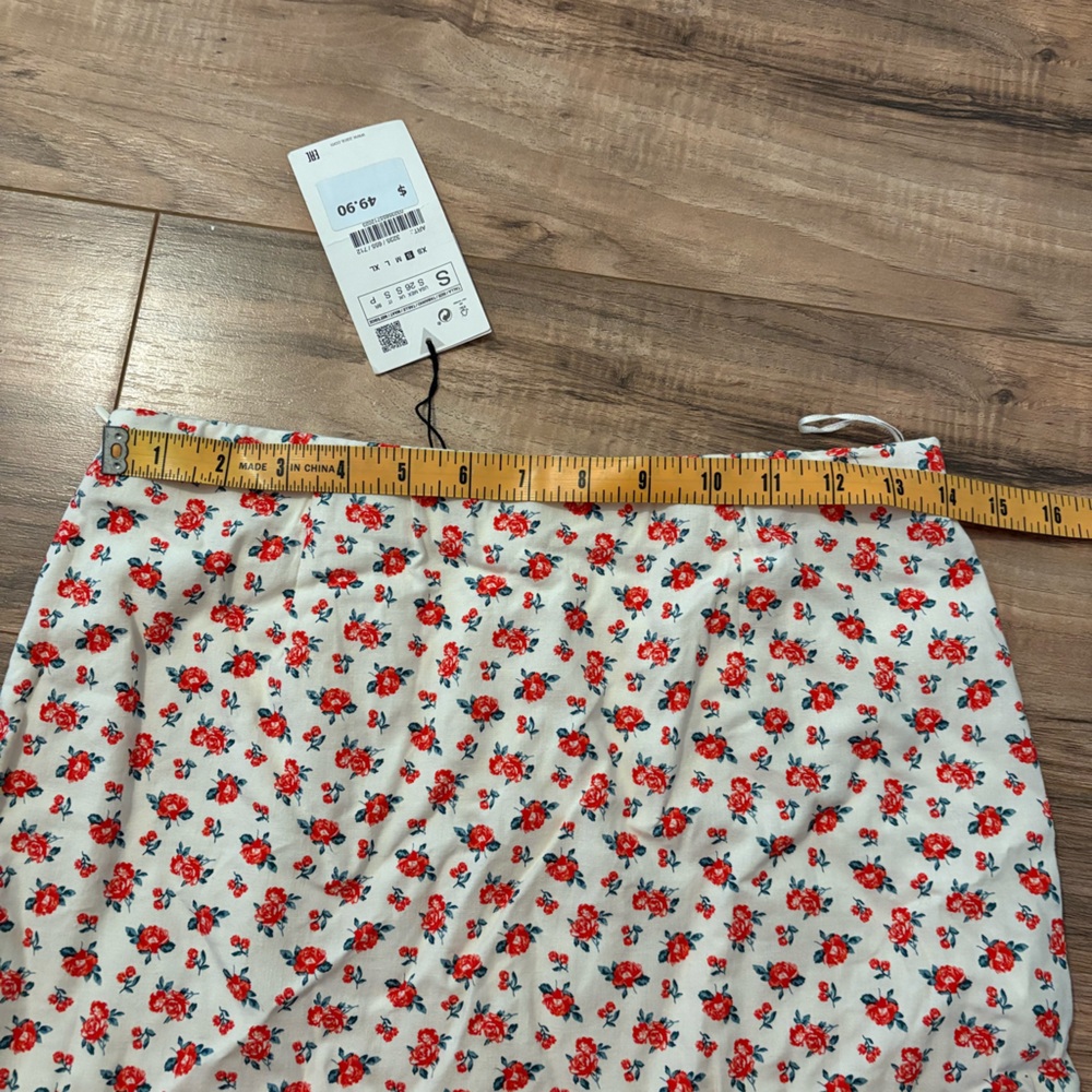 NWT Zara ivory with red floral mini skirt. Size small ❤️ - Picture 5 of 8